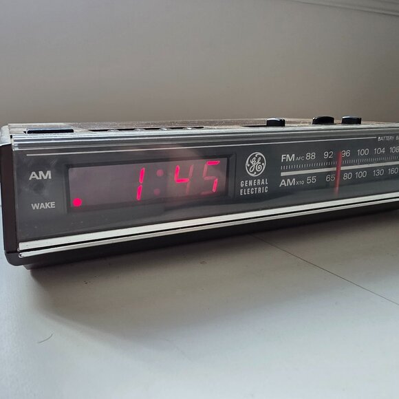Vintage 80’s General Electric 7-4624A FM/AM Electronic Digital Alarm Clock Radio - Picture 1 of 6